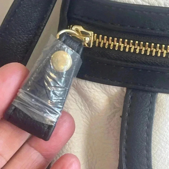 Emma Fox Bags. Emma Fox
Crossbody Handbag band new with tags pri - Picture 9 of 16